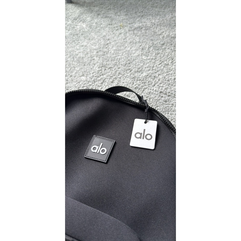 New Alo Yoga Stow Backpack Black With Detachable Pouch - NWT - Picture 2 of 7